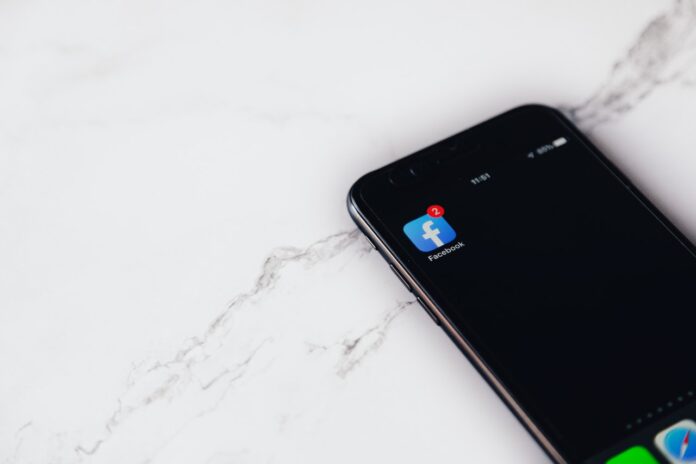 facebook su cellulare