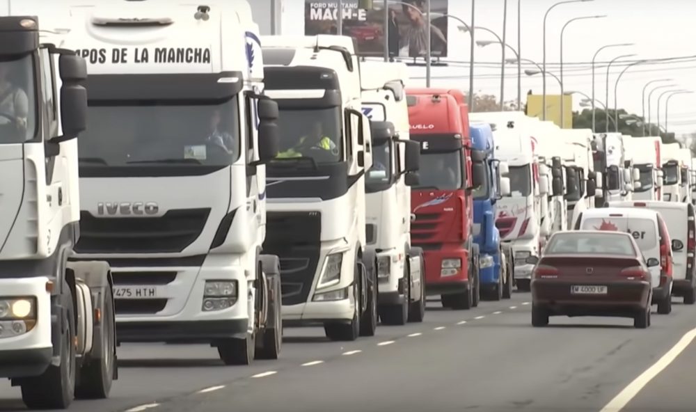 En España, la protesta de los transportistas por carretera paraliza el sector del comercio