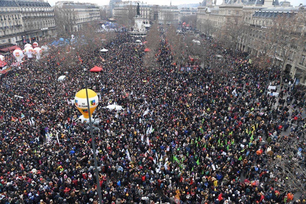 Francia: i cittadini bloccano il Paese contro la riforma delle pensioni -  L'INDIPENDENTE