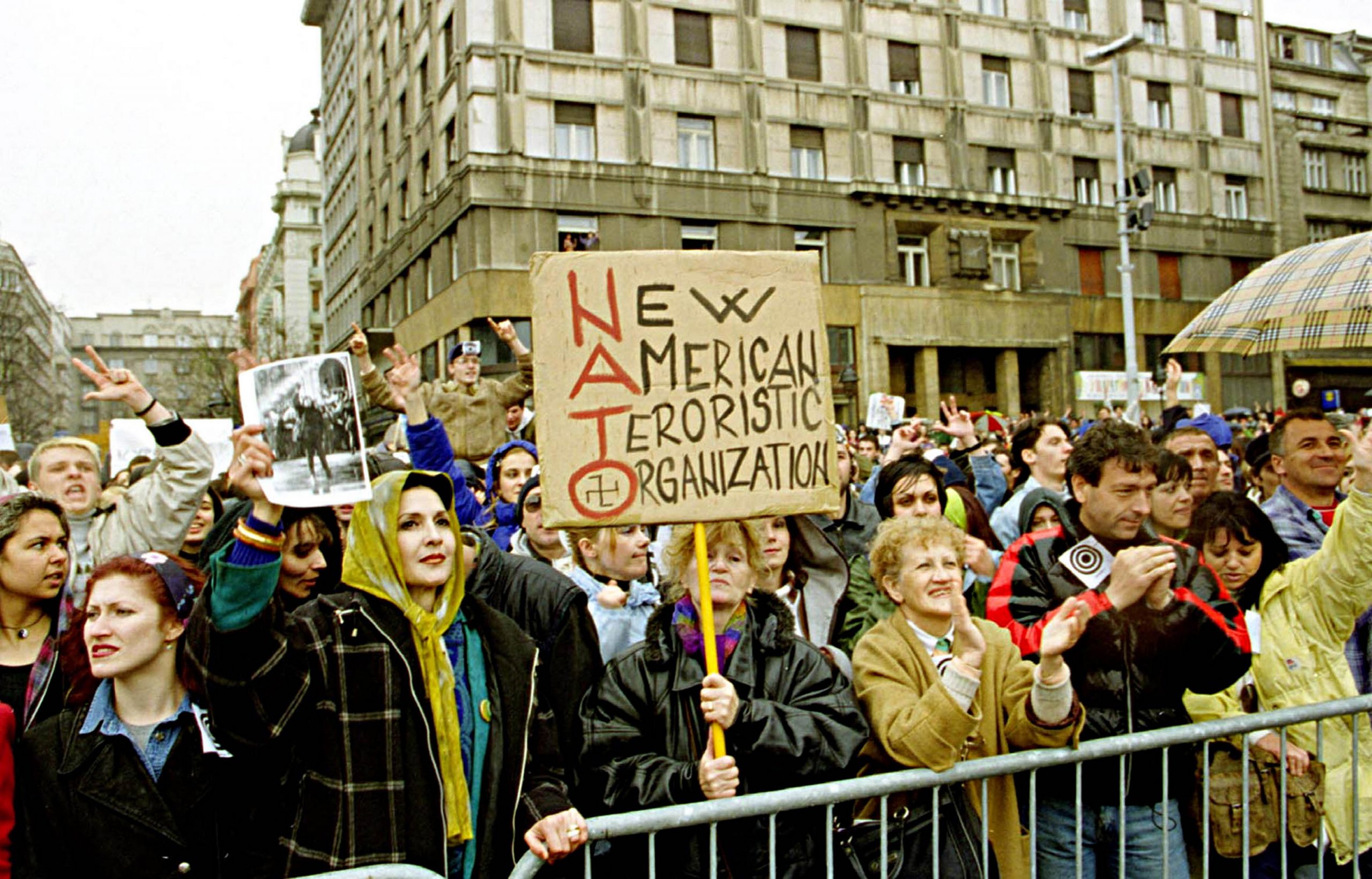 Сербия 1999 год. Протесты в Белграде 1999. Ушче Белград 1999.