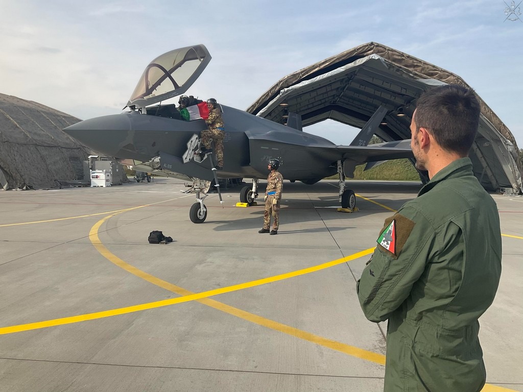 Caccia F-35 italiani in volo verso l'Islanda. Missione di routine della  Nato nell'estremo Nord? Non proprio – Libero Quotidiano