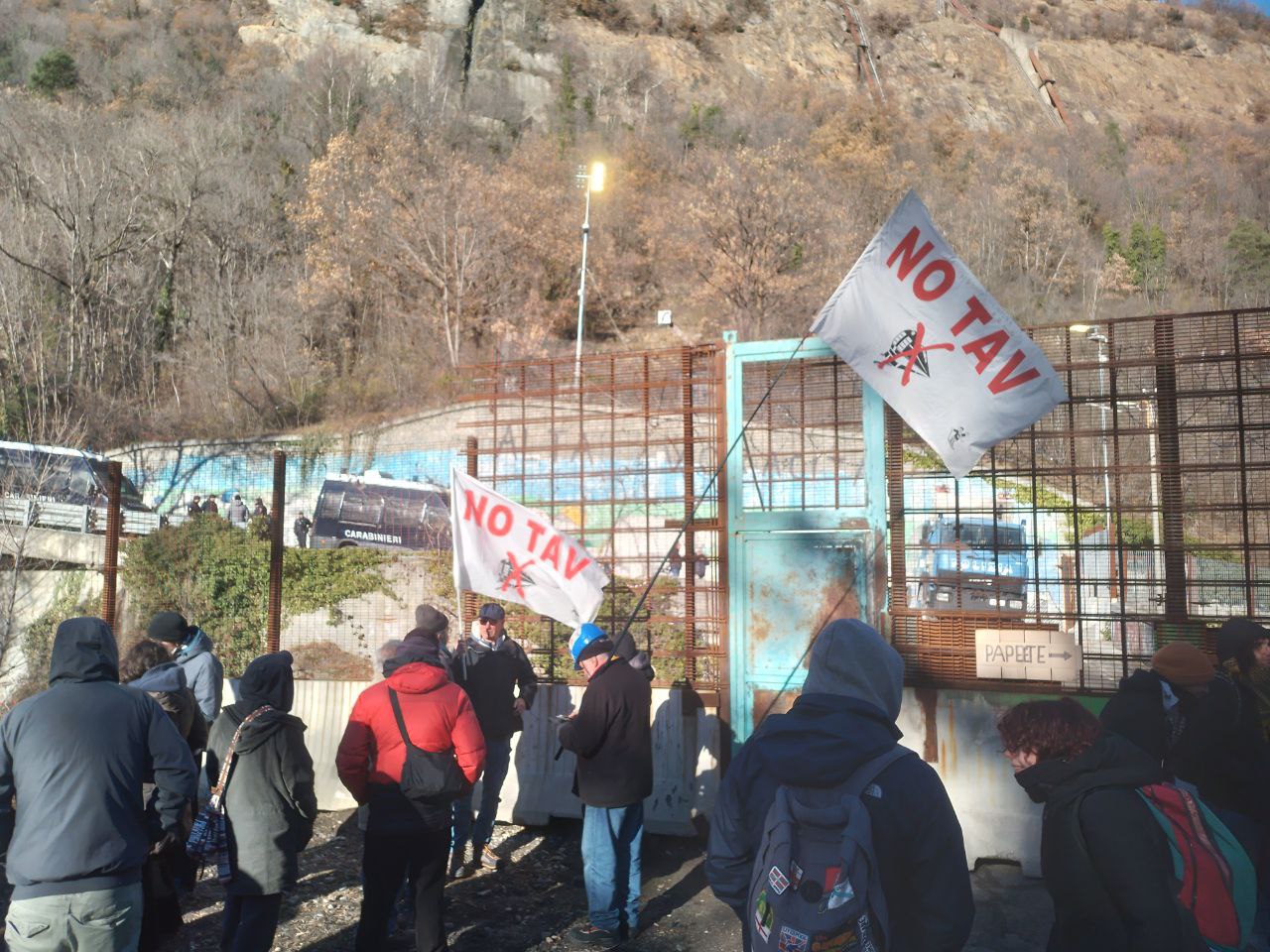 Val di Susa, azione diretta contro la TAV: a fuoco il cantiere di San Didero