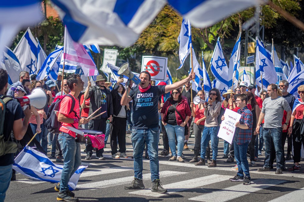 ISRAELE. Contro il governo, in centomila israeliani hanno protestato sotto casa di Netanyahu