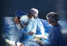 Tumore al seno: primo intervento in Italia senza cicatrici visibili e con paziente sveglia