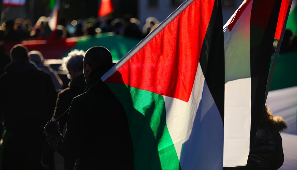“Di qua passa il Giro d’Italia”: la polizia fa rimuovere la bandiera palestinese