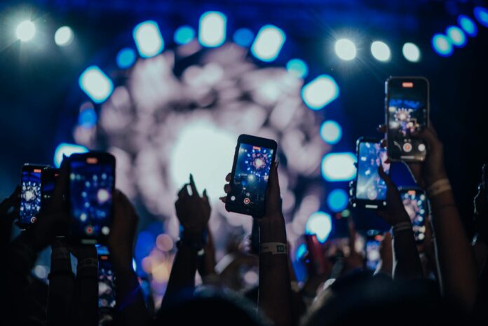 telefonini smartphone durante un concerto