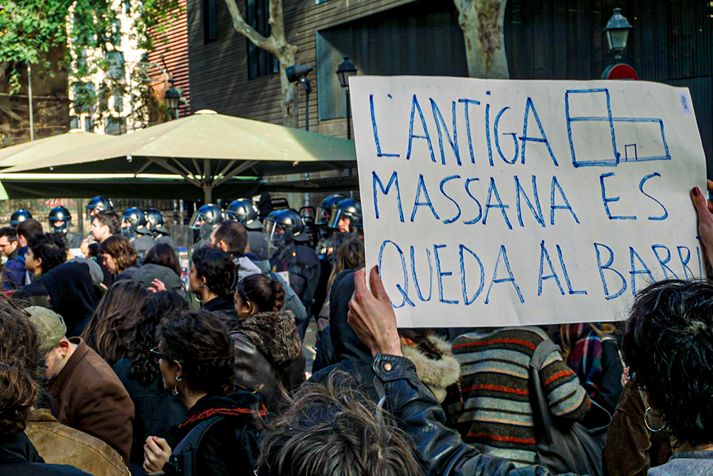 A Barcellona è stata sgomberata l’Antiga Massana, luogo simbolo della resistenza cittadina