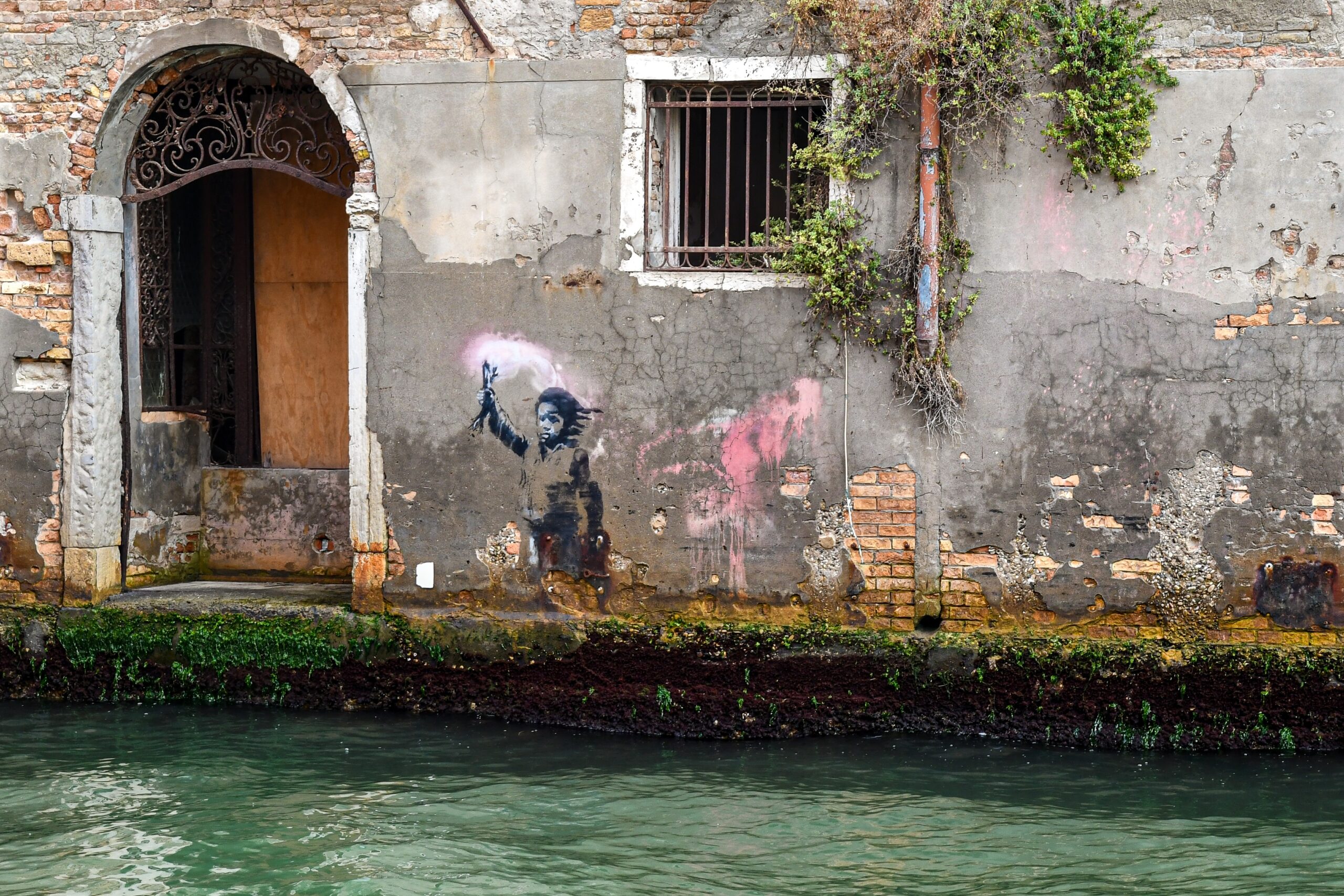 La scelta di Venezia di restaurare il graffito di Banksy è contro l’anima della sua arte