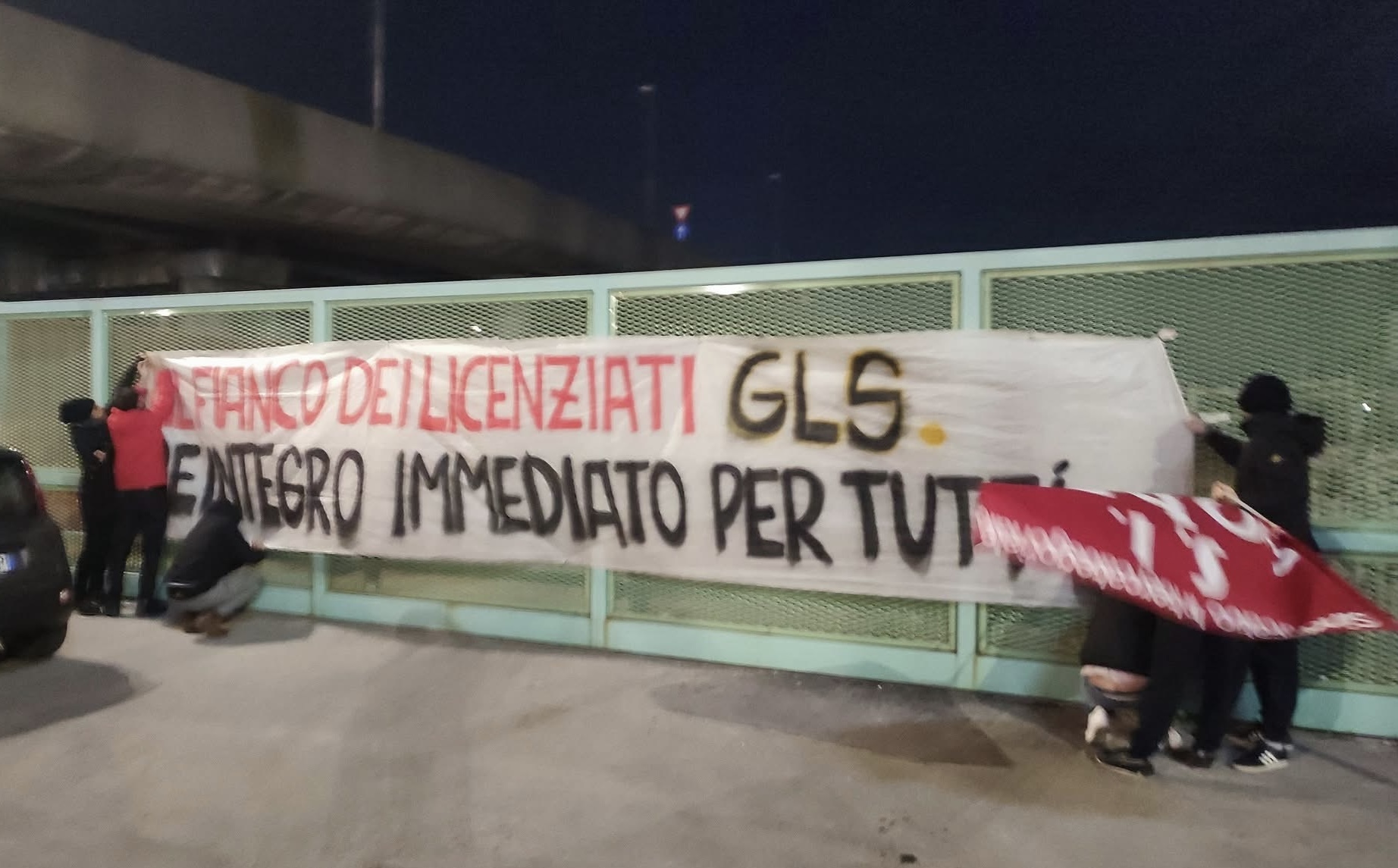 Napoli, la polizia sgombera i lavoratori GLS in protesta contro lo sfruttamento