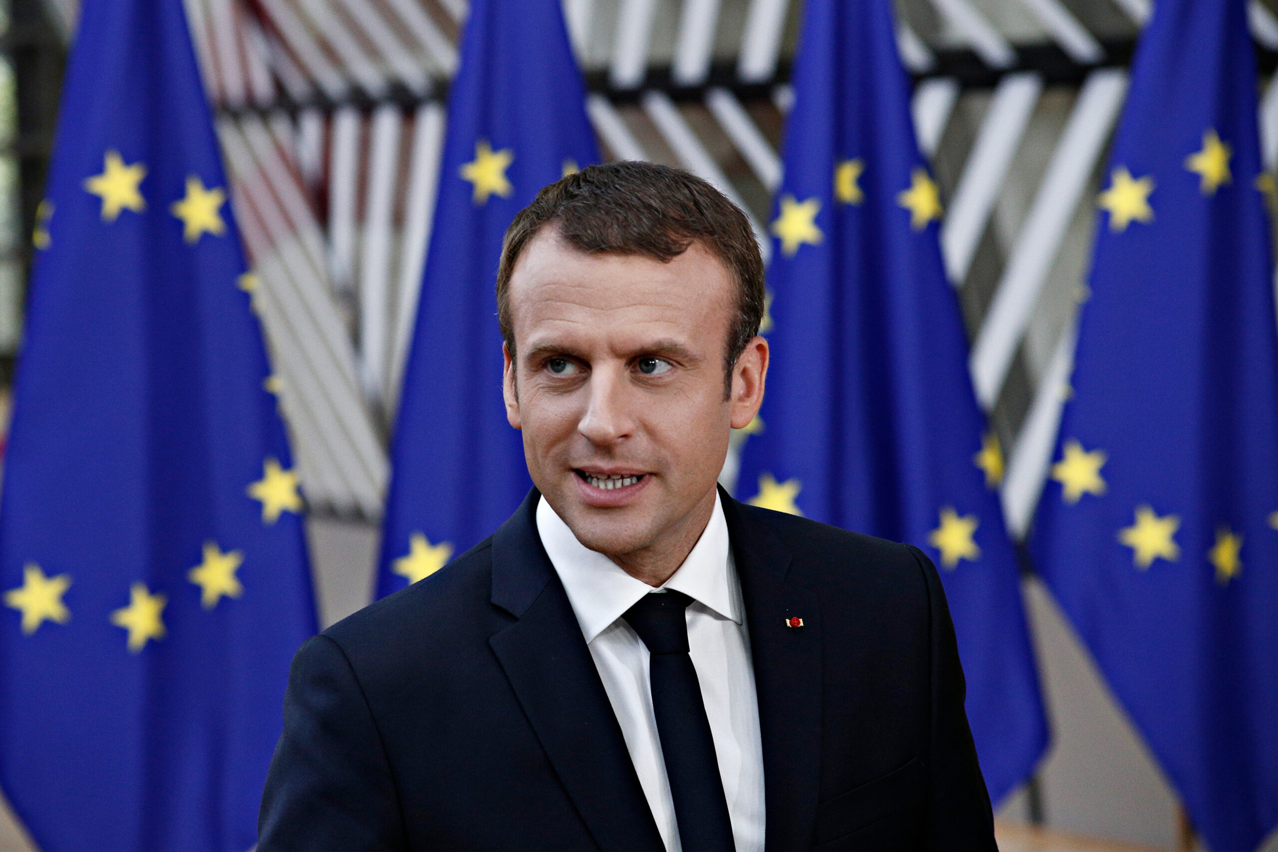 L’UE esclusa dai negoziati per la pace in Ucraina: Macron convoca riunione d’emergenza