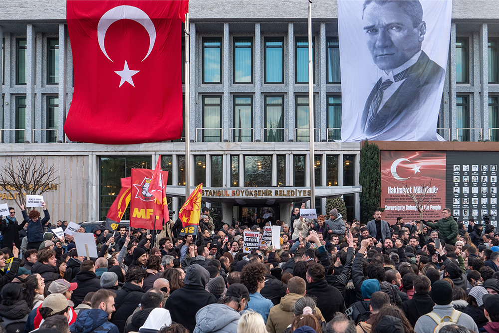 Turchia, si diffondono le proteste: Erdogan chiude metro e social