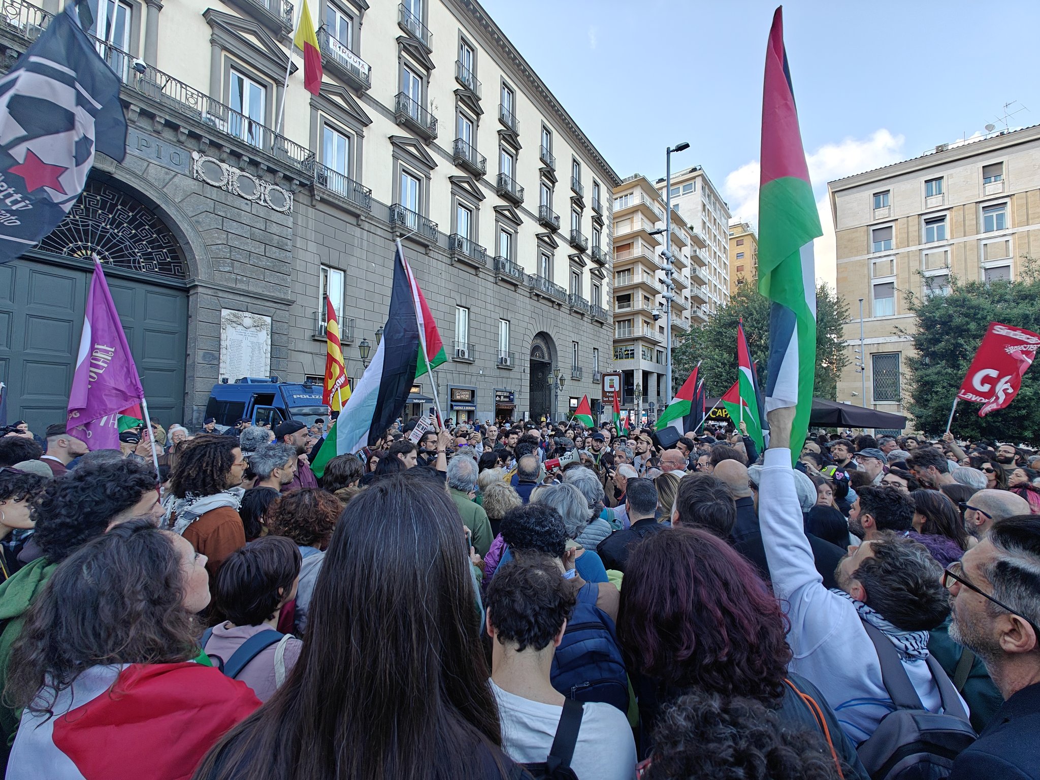 Napoli: migliaia in piazza per la Taverna Santa Chiara e il popolo palestinese