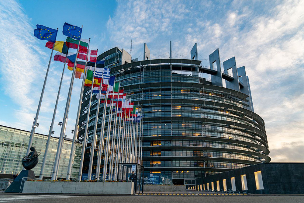 Emissioni auto: l’UE approva la procedura d’urgenza che rimanda la transizione ecologica