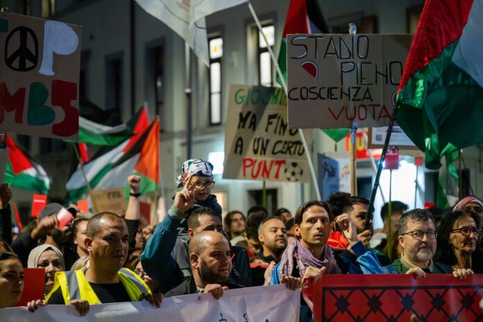 Udine,,Italy,-,October,14,,2025:,Crowds,Of,People,Take